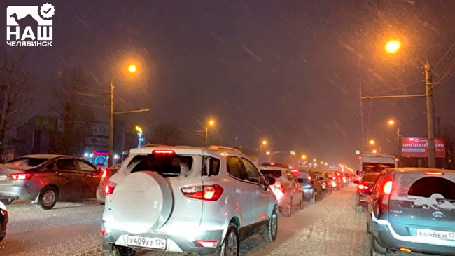 ❄ В Челябинске — снегопад, на дорогах — восьмибалльные пробки