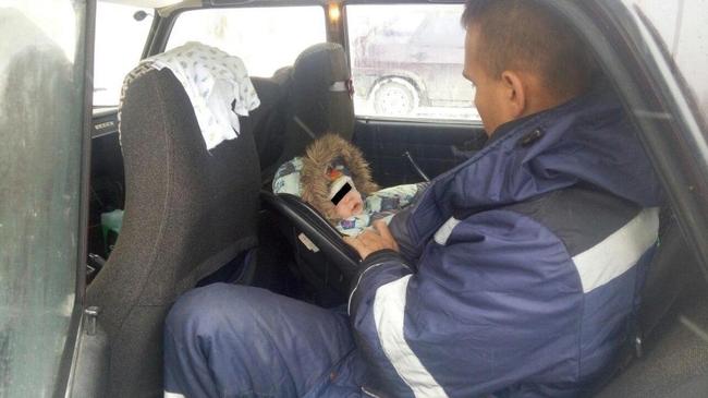 Годовалого малыша оставили одного в холодной машине
