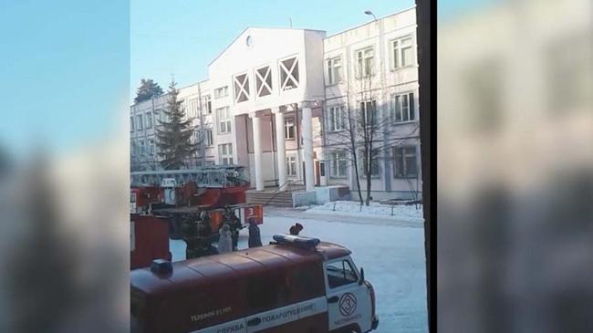 Это не учебная тревога: 226 учащихся челябинской школы эвакуировали из-за пожара