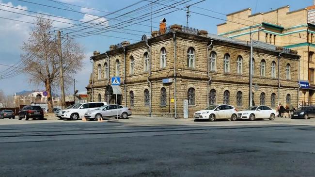  Двухэтажный дом типа итальянского палаццо на углу улиц Мастерской и Исетской (ныне ул. Карла Маркса и Пушкина) 