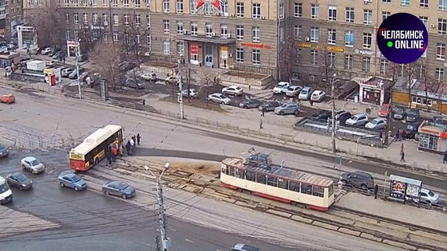 ⛔ В Челябинске у автобуса на ходу выпал двигатель.