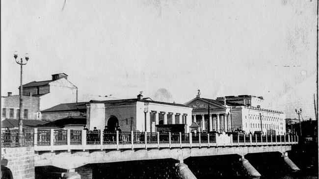 1950-1960-е гг. Мост через Миасс у филармонии.  Мост-долгожитель, он же Кировский, он же Троицкий, он же Каменный. А вы как называете его? 