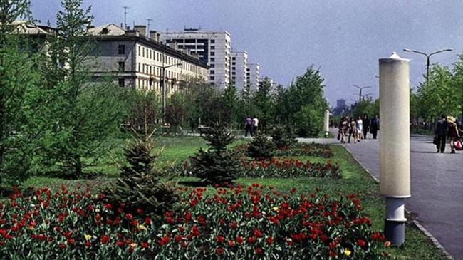 Челябинск конца 70х. Удивительные фонари на проспекте Ленина. Снято около ЧПИ (сейчас ЮУрГУ) в сторону площади Революции. 