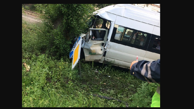 В Челябинске водитель маршрутки врезался в дерево после неудачного обгона