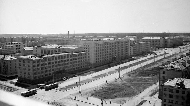 Проспект Ленина - улица Энтузиастов, ещё с железнодорожной веткой. Узнали?