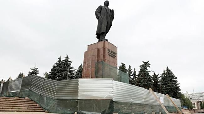 Памятник Ленина останется в строительных лесах на День города