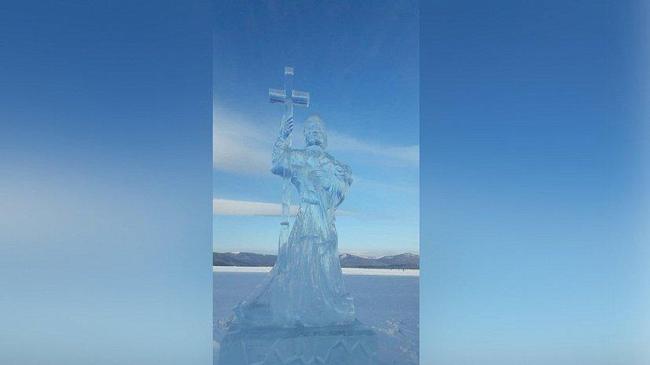 Ледяное изваяние Святого Владимира установили на Тургояке перед Крещением