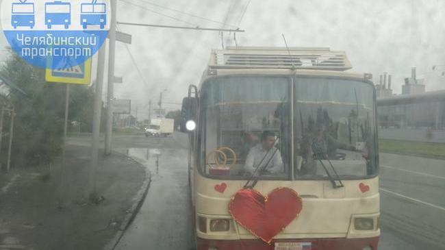 В Челябинске заметили свадебный троллейбус 💍