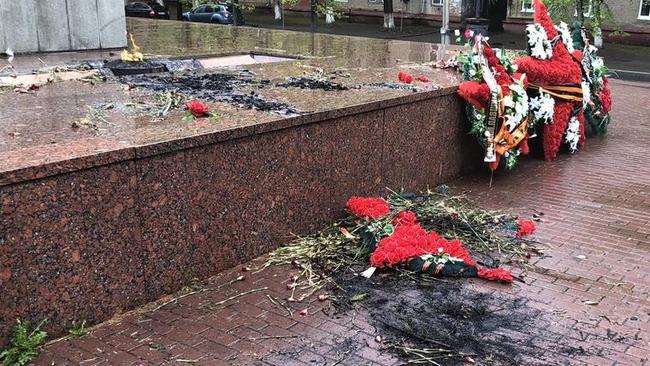 Пьяный челябинец поджег венки у памятника «Защитникам Отечества»