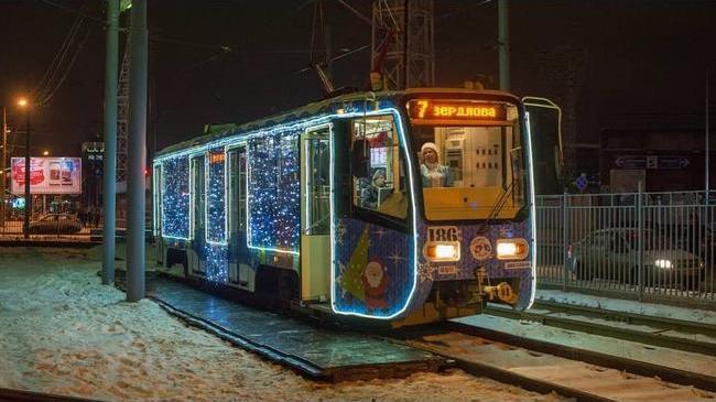 В Челябинске вышли на линии новогодние трамваи и троллейбусы🎄🚋