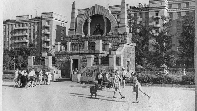 🏛 Первый памятник В.И.Ленину в Детском парке (Алое Поле) на проспекте В.И.Ленина, 1960-ые гг. 