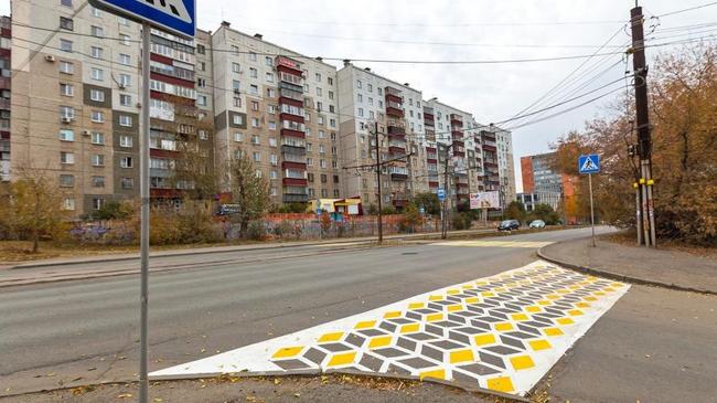 Чёрной краской по искусству: необычную разметку в центре Челябинска сотрут с дороги 