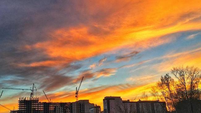 Небо в огне.. Потрясающее зрелище! 😊