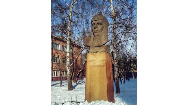 Памятник писателю Н. Островскому на теретории гимназии номер 48. 