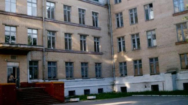 Челябинец скончался на крыльце школы в Металлургическом районе