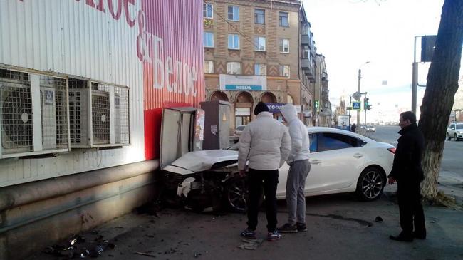 Mazda влетела в «Красное&Белое» в центре Челябинска
