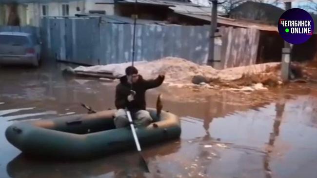 💦 Челябинцы устроили рыбалку на затопленной улице.