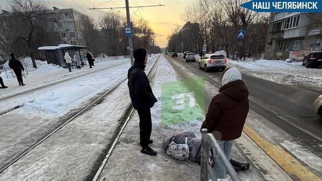 😨 Пенсионерка упала на скользком пешеходном переходе 