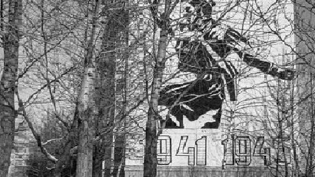 Дом Молодогвардейцев 48, в народе известный как Мужик с пистолетом. 