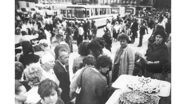 Торговля на площади Революции в 90е годы. Кто помнит свитера Team Boys?