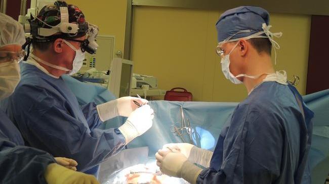 В челябинском кардиоцентре пациентов спасают три хирурга из одной семьи: дед, сын и внук