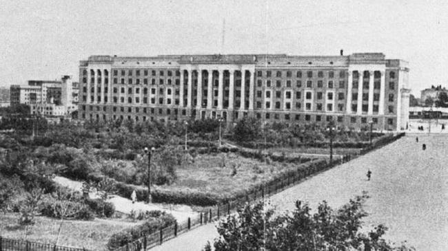Площадь Революции, 1949 год. Вдали, слева от управления ржд, на месте Ритма видна старая пожарная вышка.