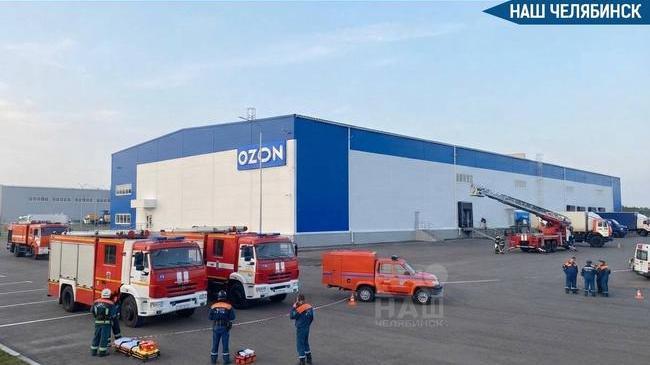 😨 После падения обломков БПЛА загорелся склад Ozon