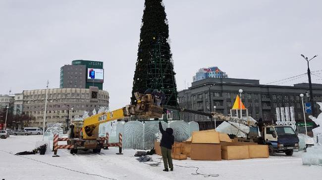 «Будут вывозить всю ночь». Стартовал демонтаж ледового городка в Челябинске