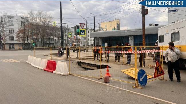 ❗️ Асфальт на улице Тимирязева провалился из-за повреждения балки тепловой камеры