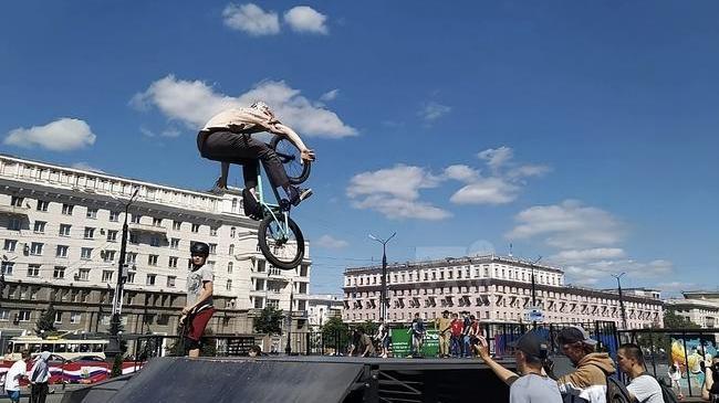 🛹 На площади Революции начали установку скейт-парка