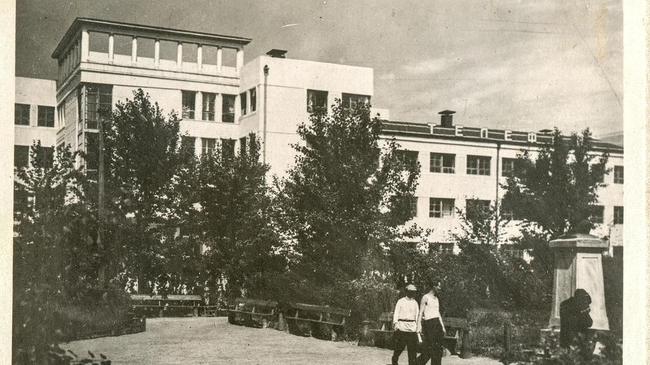 Сквер на ул.Комунны, 1920-ые гг.