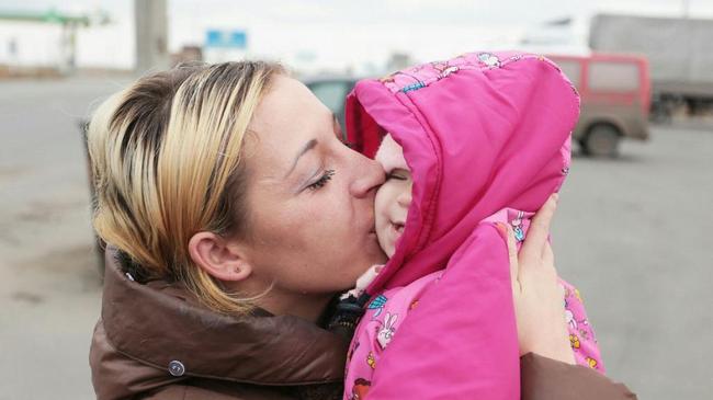 Матери, которую не пускают в Россию, передали дочь на границе