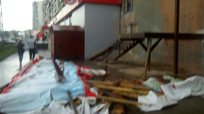 «Это был сущий ад»: в Челябинске во время урагана строительным забором придавило женщину