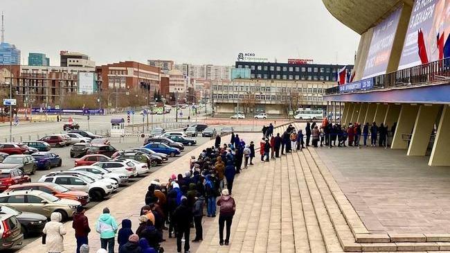 💉 В Челябинске открыли самый большой пункт вакцинации. В первый час работы в очередь на улице выстроилось больше 100 человек.