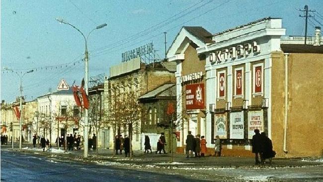 Кинотеатр Октябрь на улице Кирова. Ни кинотеатра, ни деревянного дома рядом уже нет! 