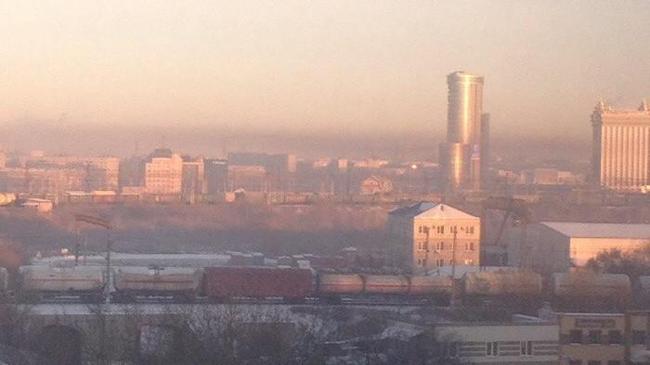 Жители Челябинска жалуются на рыжий дым, смог и запах гари