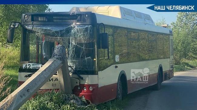 ❗Авария с участием пассажирского автобуса произошла в Металлургическом районе Челябинска. Машина врезалась в бетонный столб. 