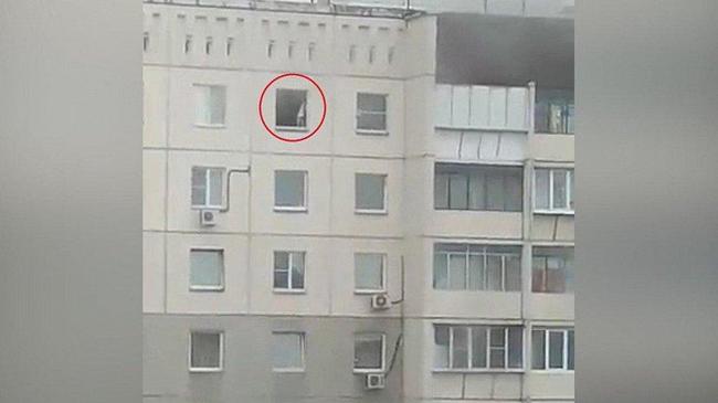 В Челябинске ребёнок едва не упал из открытого окна на 10 этаже