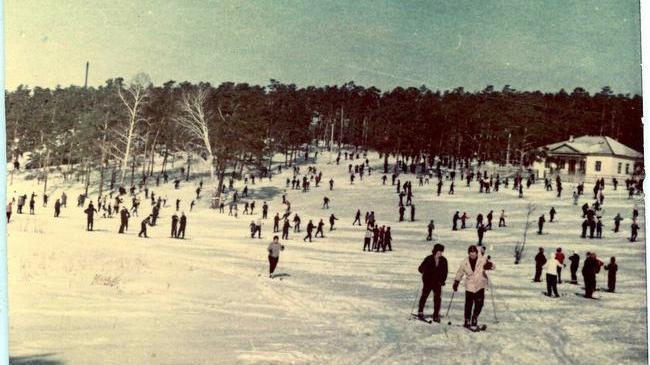 🎿 60-ые годы. Знаменитый трамплин на Монахах (Челябинский городской бор). ❓ А вы катались в этом году на лыжах?