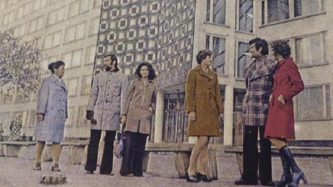 Модное челябинское фото из 70х. Модели на фоне института легкой промышленности.