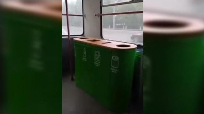Жителей Челябинска встревожила новость о мусорном контейнере в троллейбусе