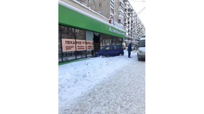 Иномарка сбила женщину и влетела в магазин в Челябинске