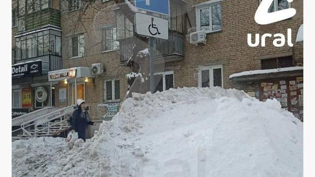 🤦‍♂️ Коммунальщики завалили снегом парковку