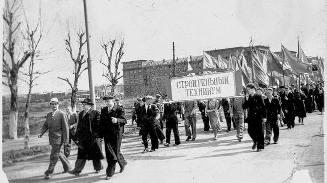 Строительный техникум Челябинска на весенней демонстрации 1955 год, май.