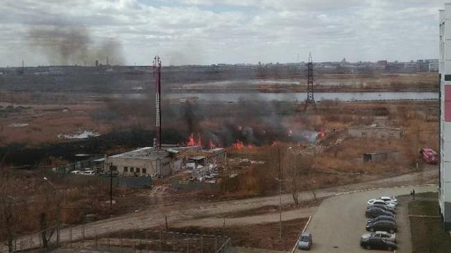  В Челябинске тушат загоревшийся пустырь