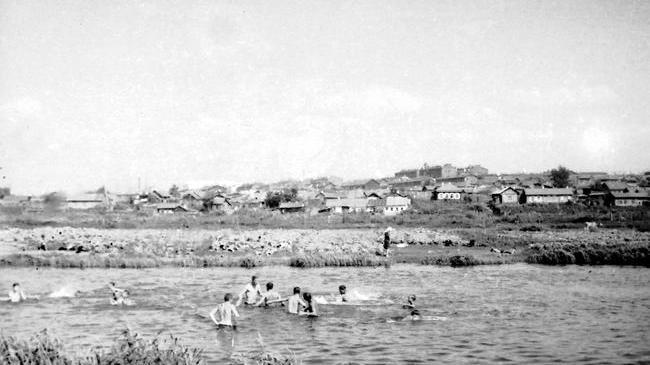 📅 Пляж на реке Миасс 1952 год❓А вы помните, когда купались в Миассе последний раз? 