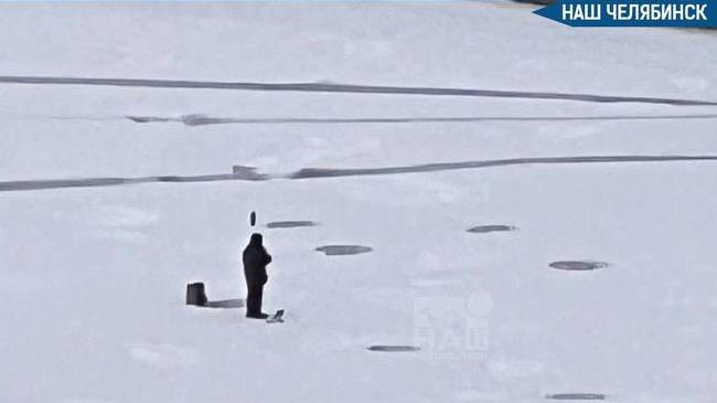 😨 Бесстрашного рыбака заметили на реке Миасс. 