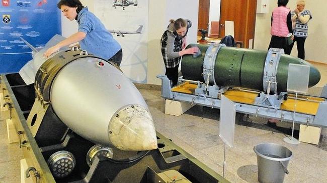 Путину и Назарбаеву покажут в Челябинске брюки Курчатова и атомную бомбу