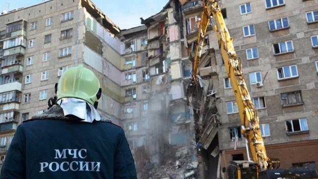 Обрушившийся из-за взрыва дом в Магнитогорске загорелся
