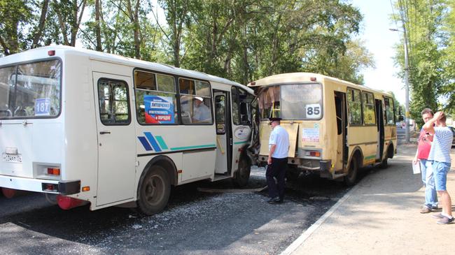 В Челябинске на остановке столкнулись два автобуса, есть пострадавшие